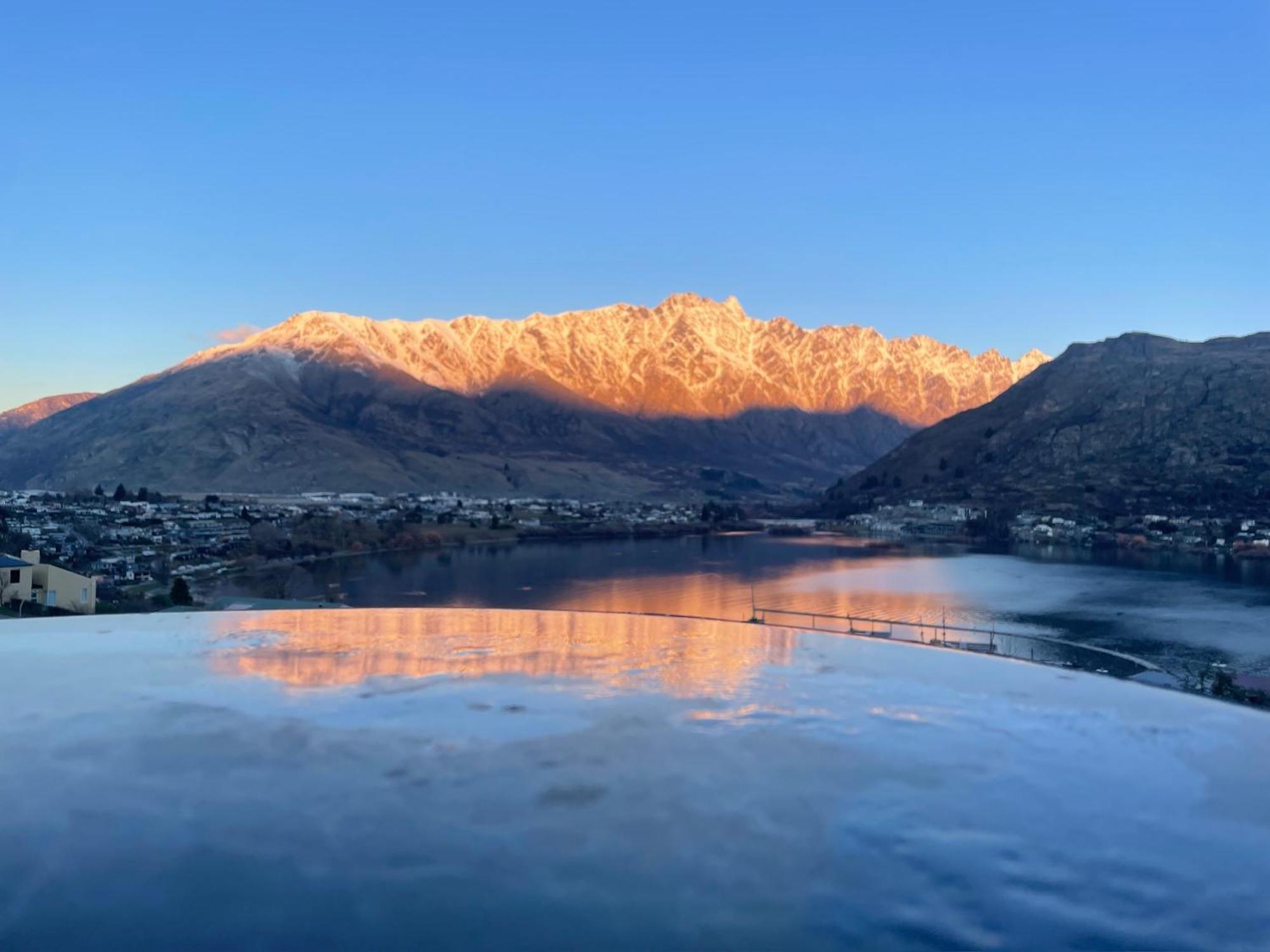 The Embassy B&B Queenstown Bagian luar foto