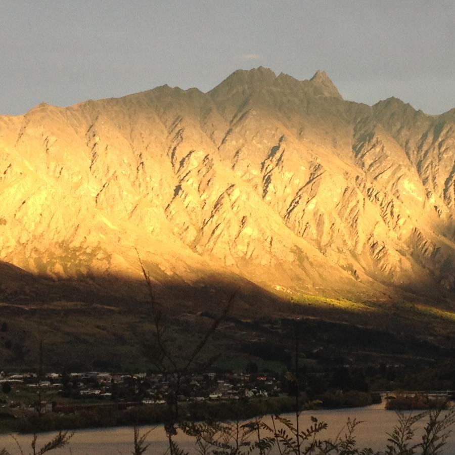 The Embassy B&B Queenstown Bagian luar foto