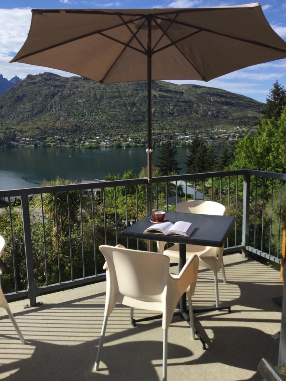 The Embassy B&B Queenstown Bagian luar foto